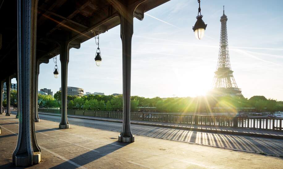 Der atemberaubende Ausblick auf den Eiffelturm von Pont de Bir-Hakeim Metallbrücke, einem ikonischen Wahrzeichen in Paris, das einen einzigartigen Blick auf die französische Hauptstadt bietet. | © Gettyimages.com/IakovKalinin