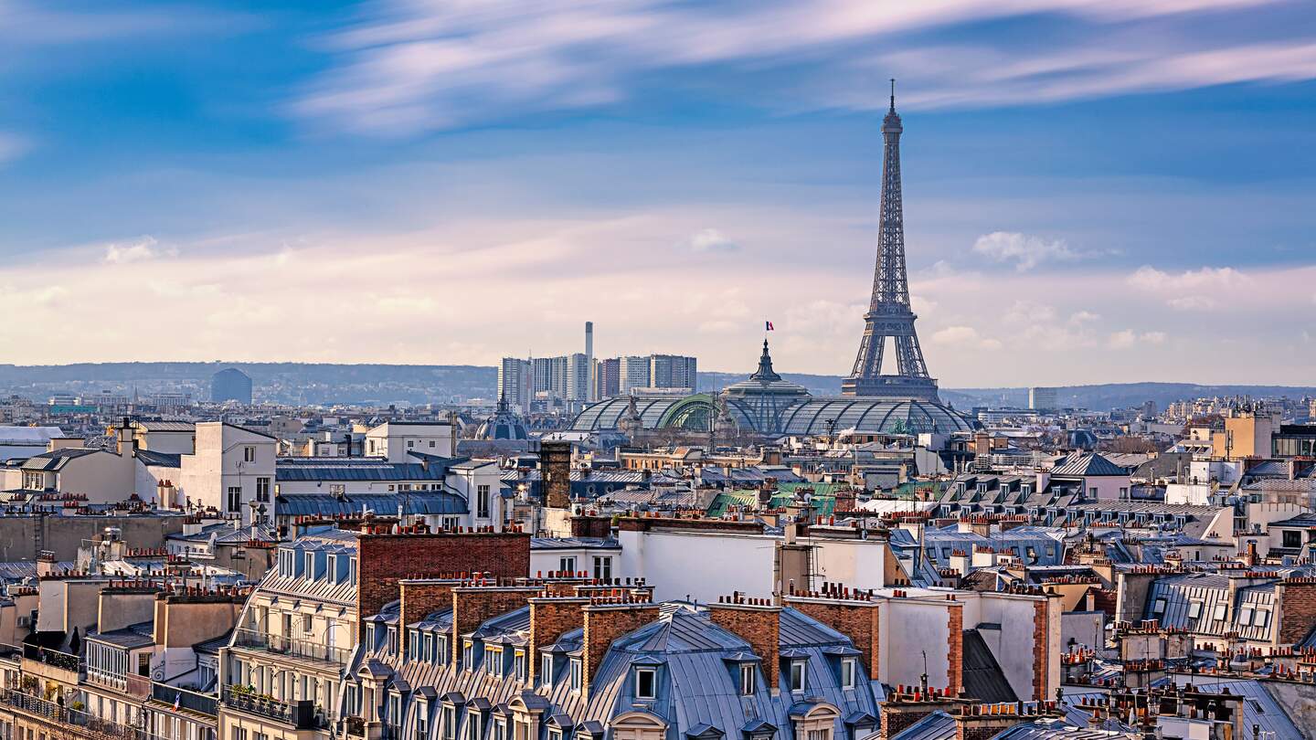 Blick auf die Dächer von Paris. Grand Palais im Mittelgrund, Eiffelturm im Hintergrund | © GettyImages.com/MarcelloLand