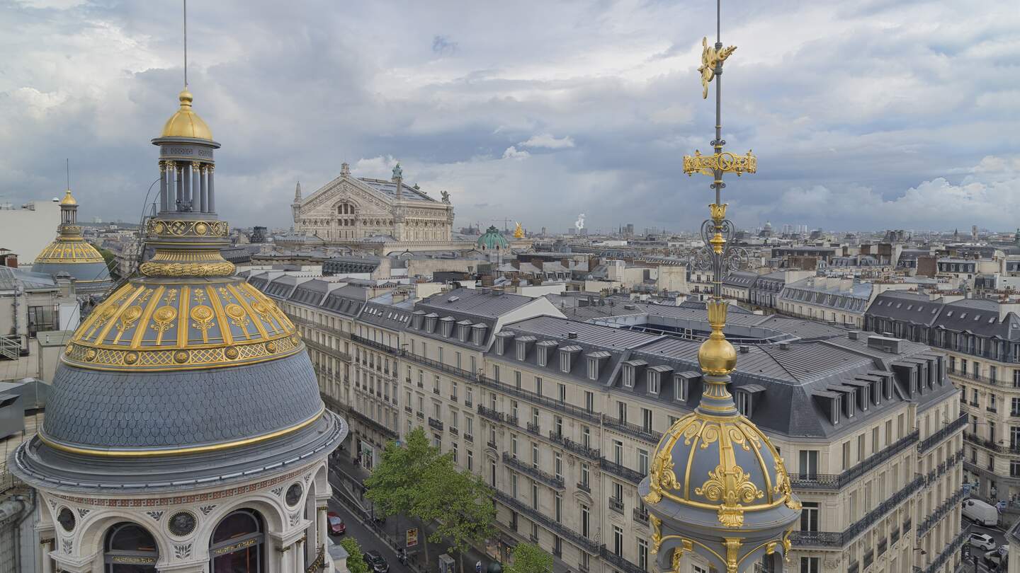 Blick von der Dachterrasse des Pariser Kaufhauses Le Printemps über die Dächer der Stadt | © GettyImages.com/David Henry