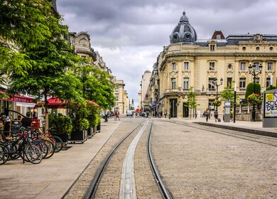 Die Rue des Vesle in Reims, Stadt in Frankreich in der Champagne | © Gettyimages.com/csfotoimages