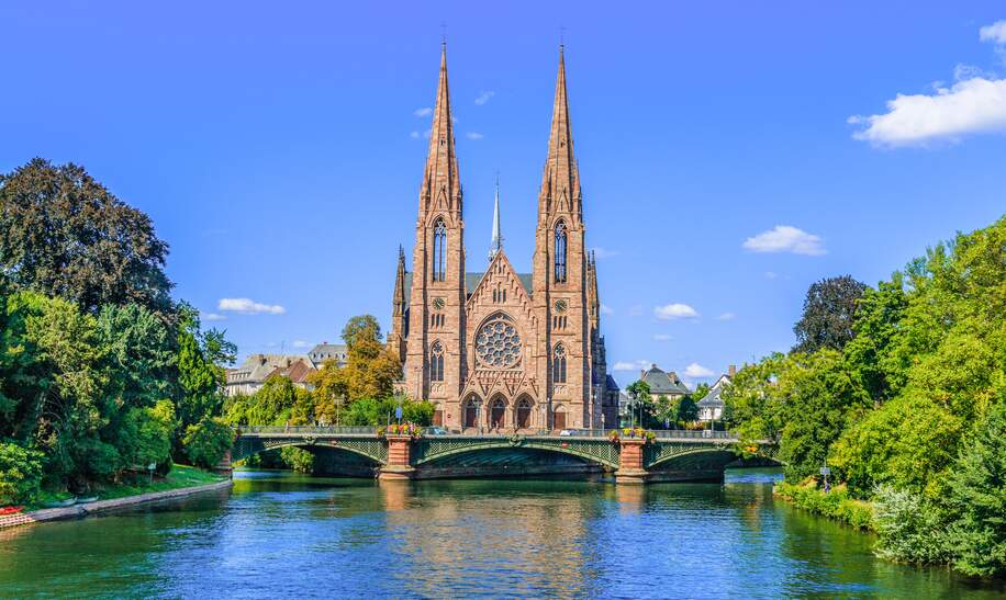 Blick auf die St Paul Kirche in Strassburg in gruener Natur | © Gettyimages.com/carmengabriela