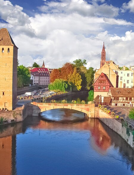 Blick ueber die Barrage Vauban in der Stadt Strassburg | © Gettyimages.com/NickNick_ko