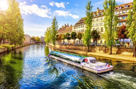 Bootsfahrt durch die Kanaele der Stadt Strassburg | © Gettyimages.com/Belyay