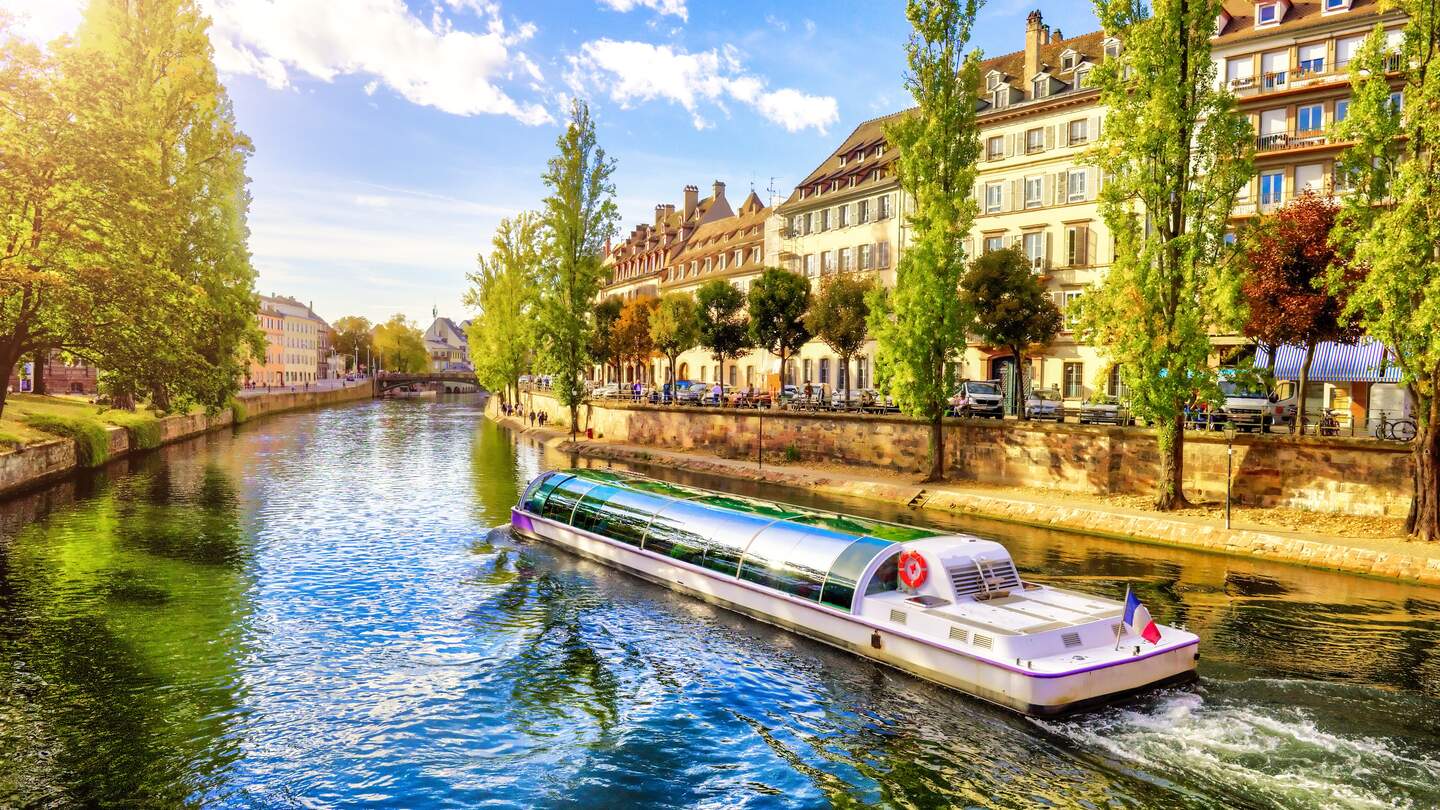Bootsfahrt durch die Kanaele der Stadt Strassburg | © Gettyimages.com/Belyay
