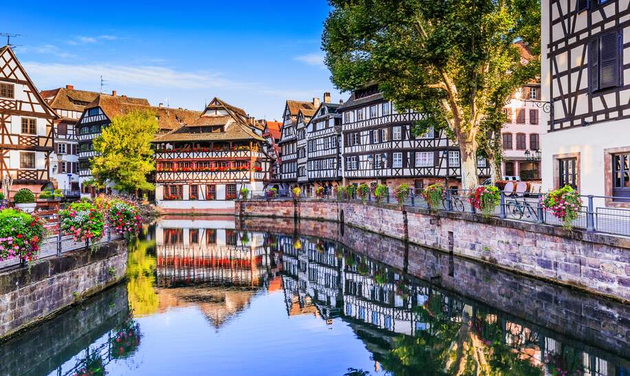Die Architektur von Strassburg mit Haeuserfassaden aus Fachwerk  | © Gettyimages.com/SCStock