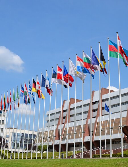 Flaggen vor dem Palast des Europarates in Strassburg | © Gettyimages.com/Madzia71