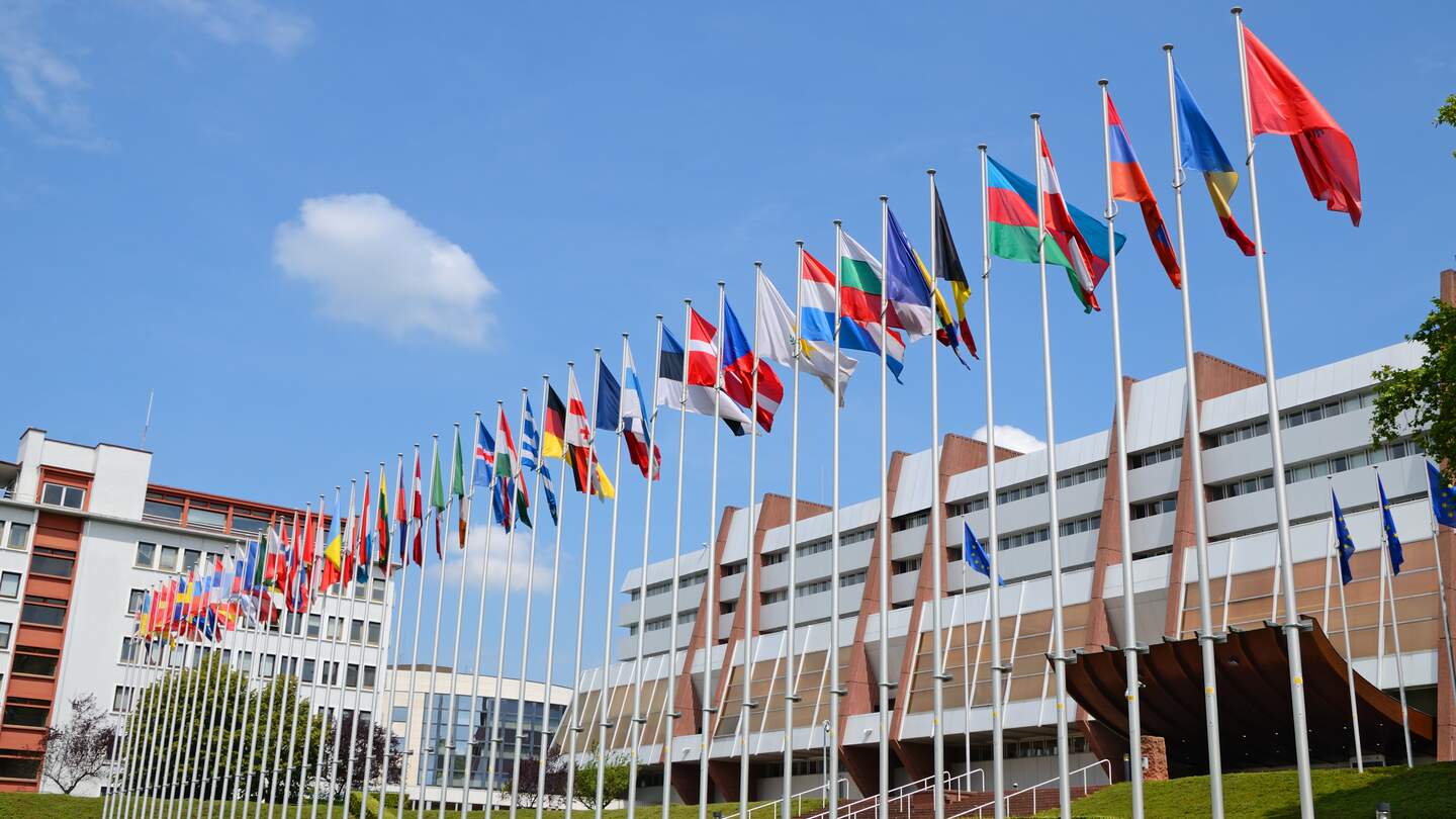 Flaggen vor dem Palast des Europarates in Strassburg | © Gettyimages.com/Madzia71