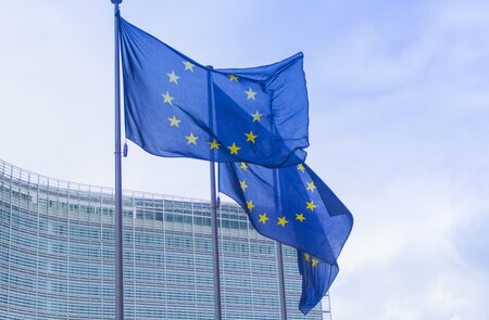 EU-Flagge am Sitz der Europaeischen Kommission in Strassburg | © Gettyimages.com/VEX Collective