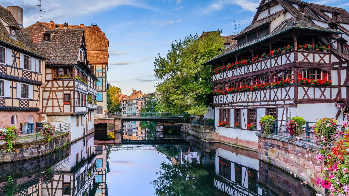 Kleiner Kanal in Quartier Petite France mit Haeusern in Strassburg | © Gettyimages.com/carmengabriela