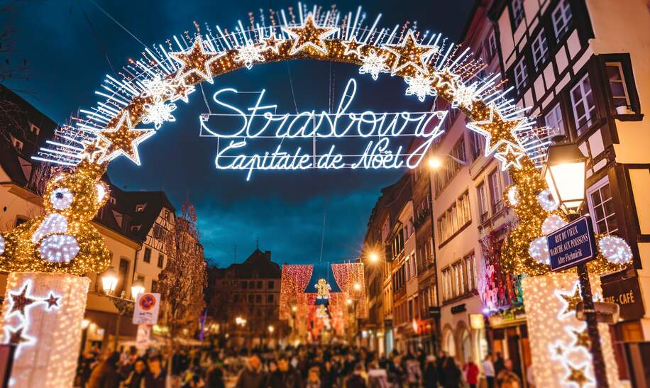 Blick auf das Eingangstor des Weihnachtsmarktes in Strassburg | © Gettyimages.com/serts