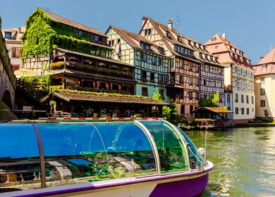 Quartier Petite France | © Gettyimages.com/iiievgeniy Boot auf dem Kanal in Quartier La Petite France bei gutem Wetter | © Gettyimages.com/iiievgeniy