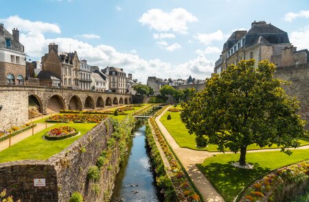Remparts Garden in Vanns mit der alten Stadtmauer auf der linken Seite einem gepflegten grünem Rasen, Blumenbeeten und eine, Flusslauf | © gettyimages.com/Wirestock