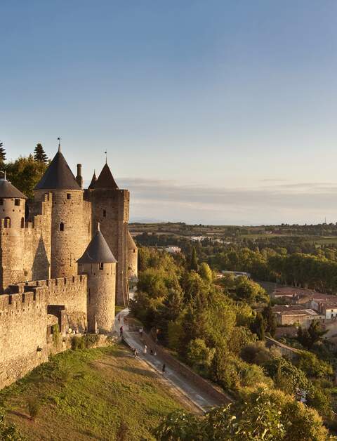 Blick auf die Mauern der mittelalterlichen Festungsstadt Carcassonne | © gettyimages.com/Delpixart