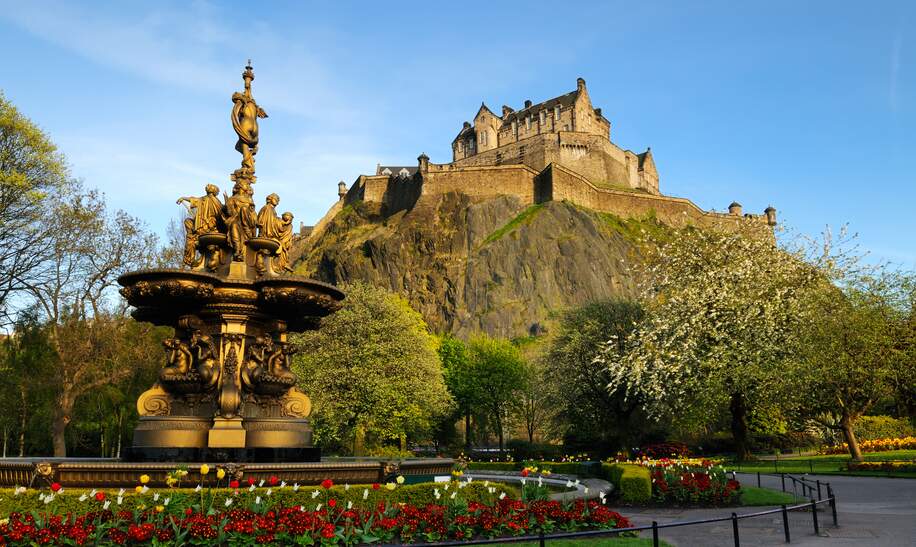 Aussicht auf das Edingburgh Schloss mit einem Brunnen davor | © Gettyimages.com/Chris Hepburn