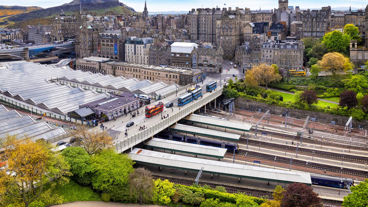 Luftaufnahme der Waverley Station und der Altstadt von Edinburgh, Schottland, Grossbritannien | © Gettyimages.com/ewg3D