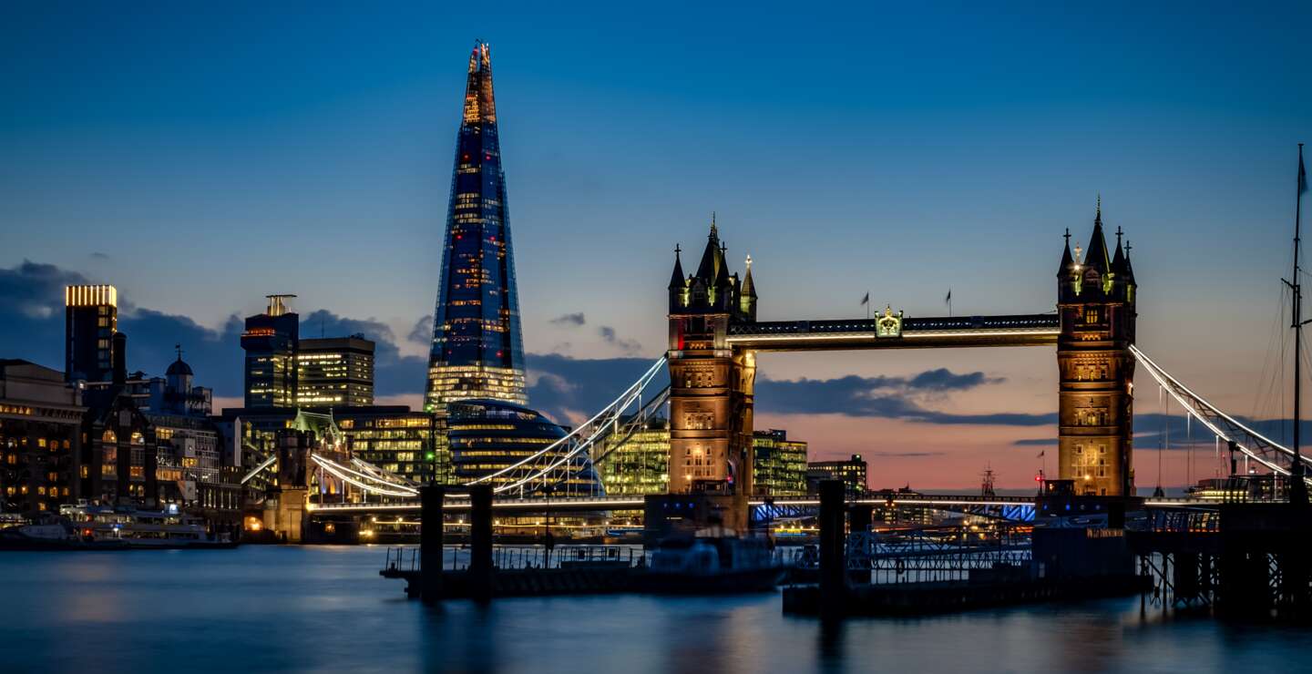 Tower Bridge und die Skyline von London bei Nacht  | © Gettyimages.com/Moussa81