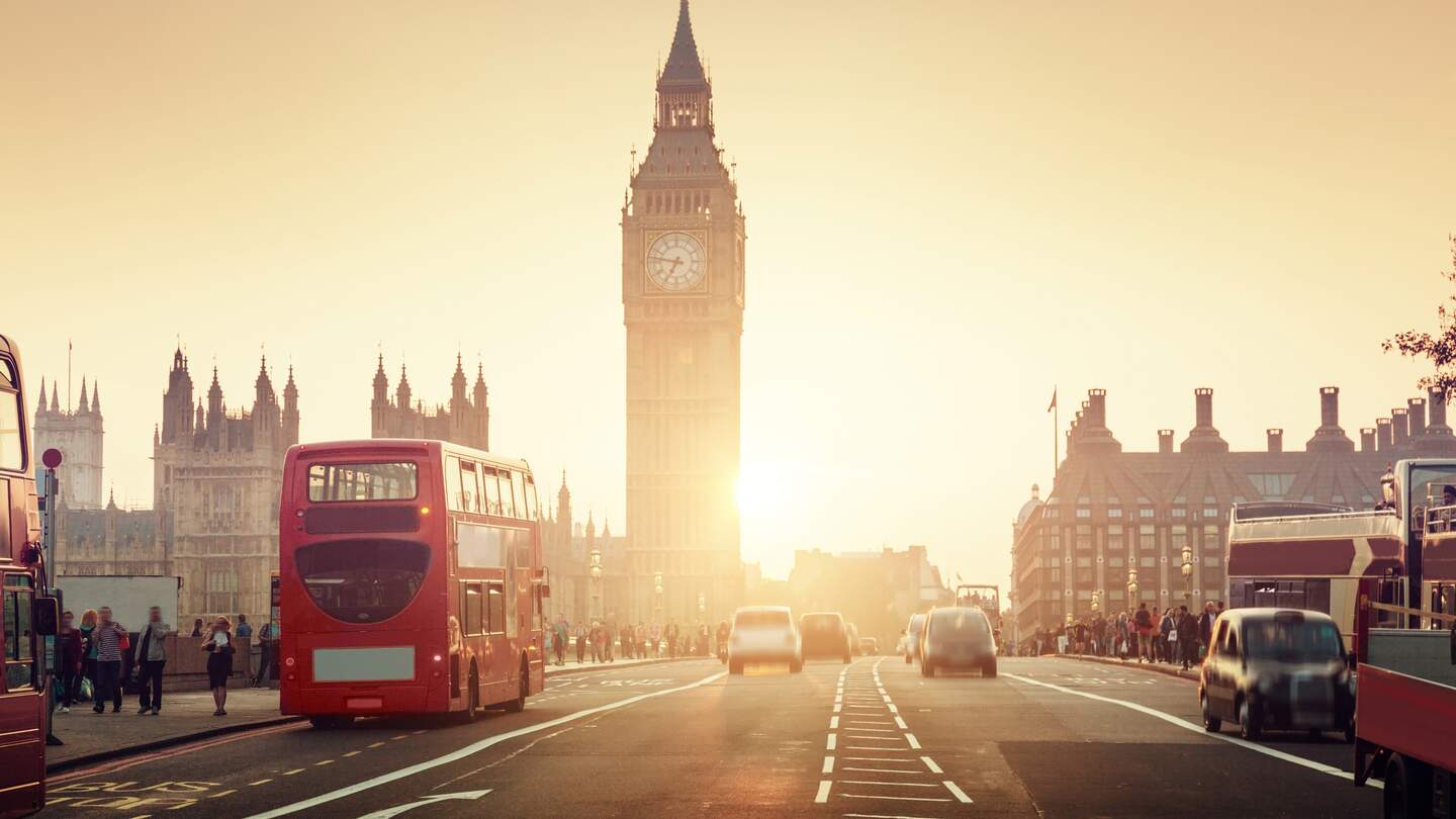 Westminster Bridge bei Sonnenuntergang, London | © Gettyimages.com/IakovKalinin