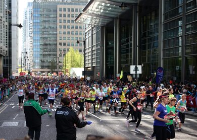 London Marathon in Canary Wharf mit vielen Teilnehmern | © Gettyimages.com/IR_Stone