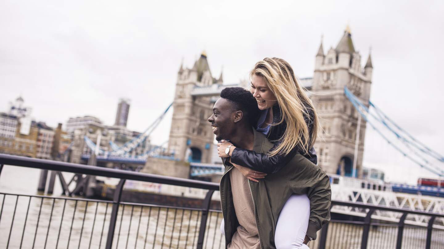 Paar in London mit Blick auf die Tower Bridge und die Themse | © Gettyimages.com/AzmanJaka