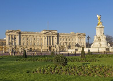 Blick auf den Buckingham Palace aus der Ferne in London | © Gettyimages.com/mikeinlondon