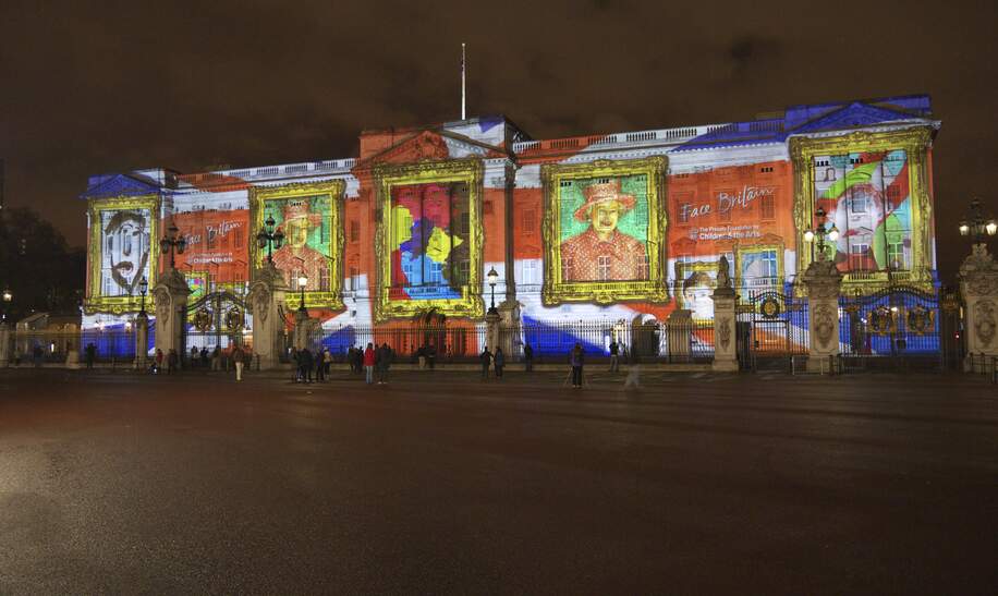 Buckingham Palace Projektion von Portraets in London | © Gettyimages.com/hipproductions
