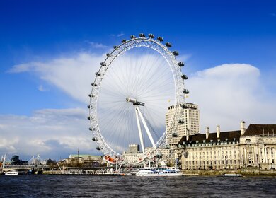 Blick auf das London Eye mit der Themse im Vordergrund | © Gettyimages.com/DonFink