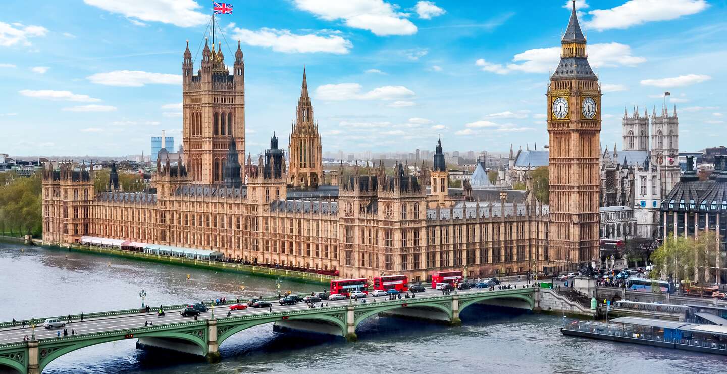 Blick auf den Big Ben und das Parlament mit der Themse im vordergrund | © Gettyimages.com/Vladislav Zolotov