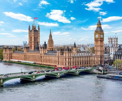Blick auf den Big Ben und das Parlament mit der Themse im vordergrund | © Gettyimages.com/Vladislav Zolotov