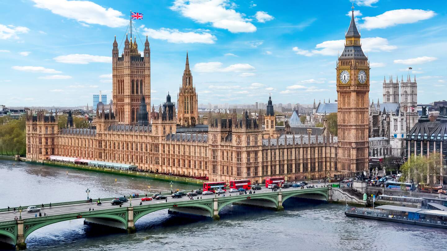 Blick auf den Big Ben und das Parlament mit der Themse im vordergrund | © Gettyimages.com/Vladislav Zolotov