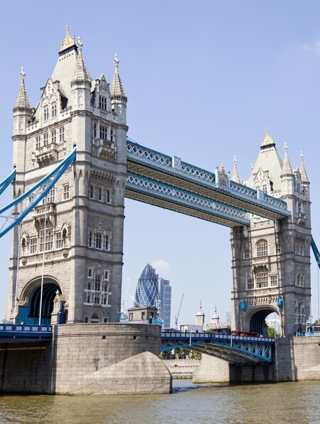 Blick auf die Tower Bridge in London ueber die Themse | © Gettyimages.com/moodboard