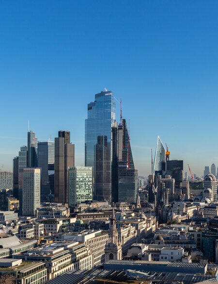 Londoner Skyline von der St. Paul's Cathedral mit Blick auf die Wolkenkratzer | © Gettyimages.com/Andreja Potocnik
