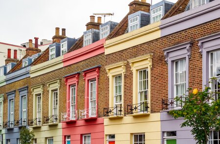 Fassaden von bunten Haeusern in Camden Town, London | © Gettyimages.com/VictorHuang