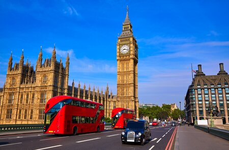 Der Big Ben Glockenturm und ein typischer Bus in London | © Gettyimages.com/LUNAMARINA