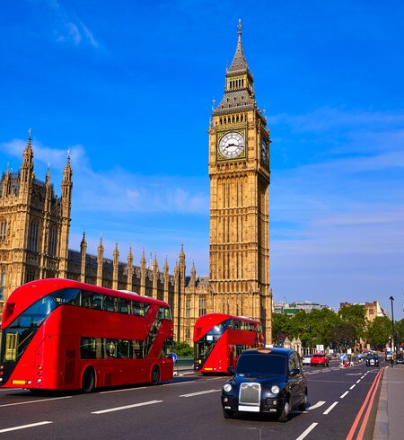 Der Big Ben Glockenturm und ein typischer Bus in London | © Gettyimages.com/LUNAMARINA