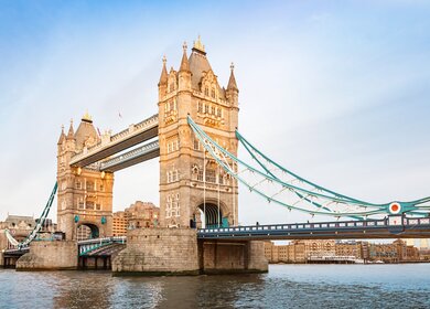 Panorama der beruehmten Tower Bridge im Sonnenlicht und der Themse in London | © Gettyimages.com/Mlenny