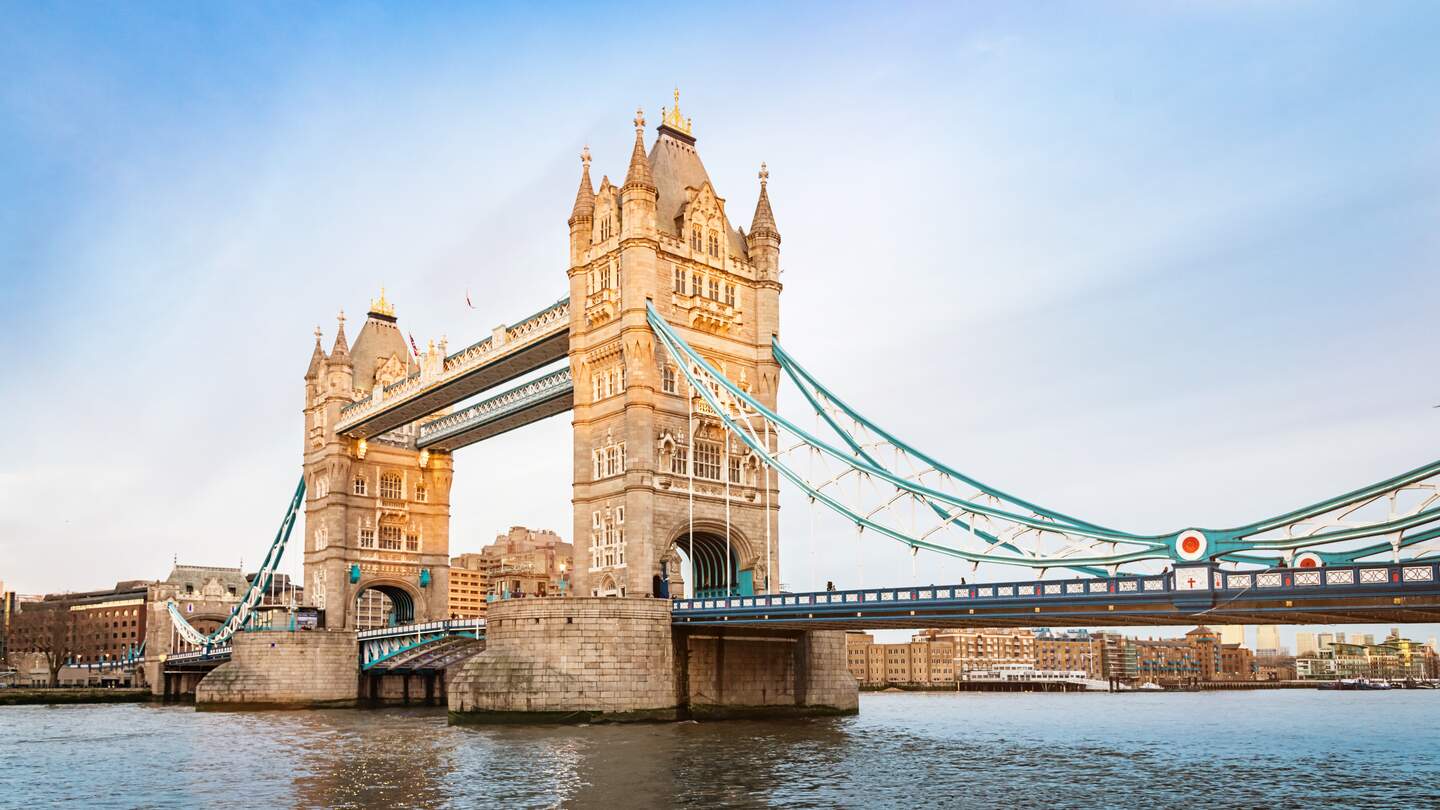 Panorama der beruehmten Tower Bridge im Sonnenlicht und der Themse in London | © Gettyimages.com/Mlenny