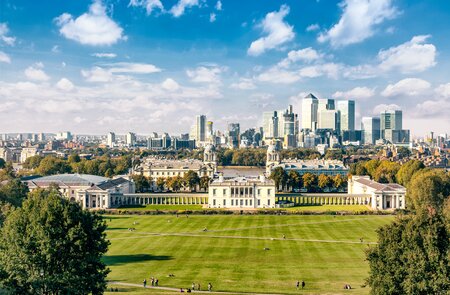 Blick auf das Greenwich College mit Hochhäusern im Hintergrund | © Gettyimages.com/GoranQ