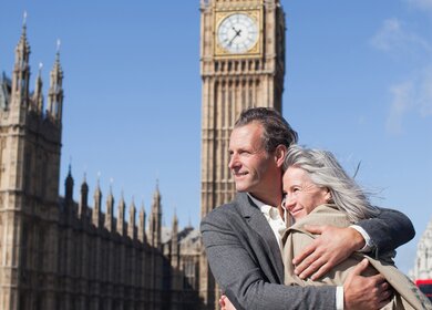 Person steht auf einer Brücke in London vor dem berühmten Big Ben und dem Parlamentsgebäude, unter klarem blauem Himmel bei Tageslicht. | © Gettyimages/Sam Edwards