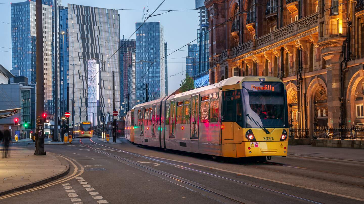 Strassenbahn Richtung Hauptbahnhof Piccadilly | © Gettyimages.com/alex_west