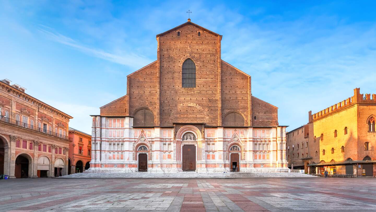 Blick auf die Basilika San Petronio in Bologna bei Sonnenaufgang | © Gettyimages.com/bbsferrari