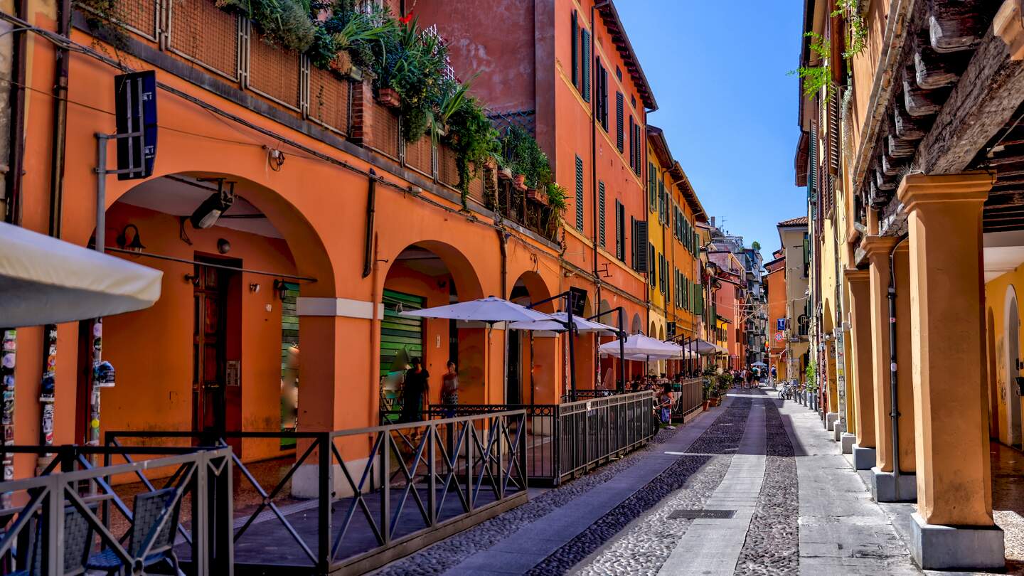 Gebaeudefassaden und mittelalterliche Architektur entlang der Strassen in Bologna | © Gettyimages.com/todamo