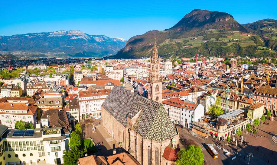 Luftaufnahme des Domes und der umliegenden Altstadt von Bozen in Südtirol, Italien. | © GettyImages.com/comsaiko3p
