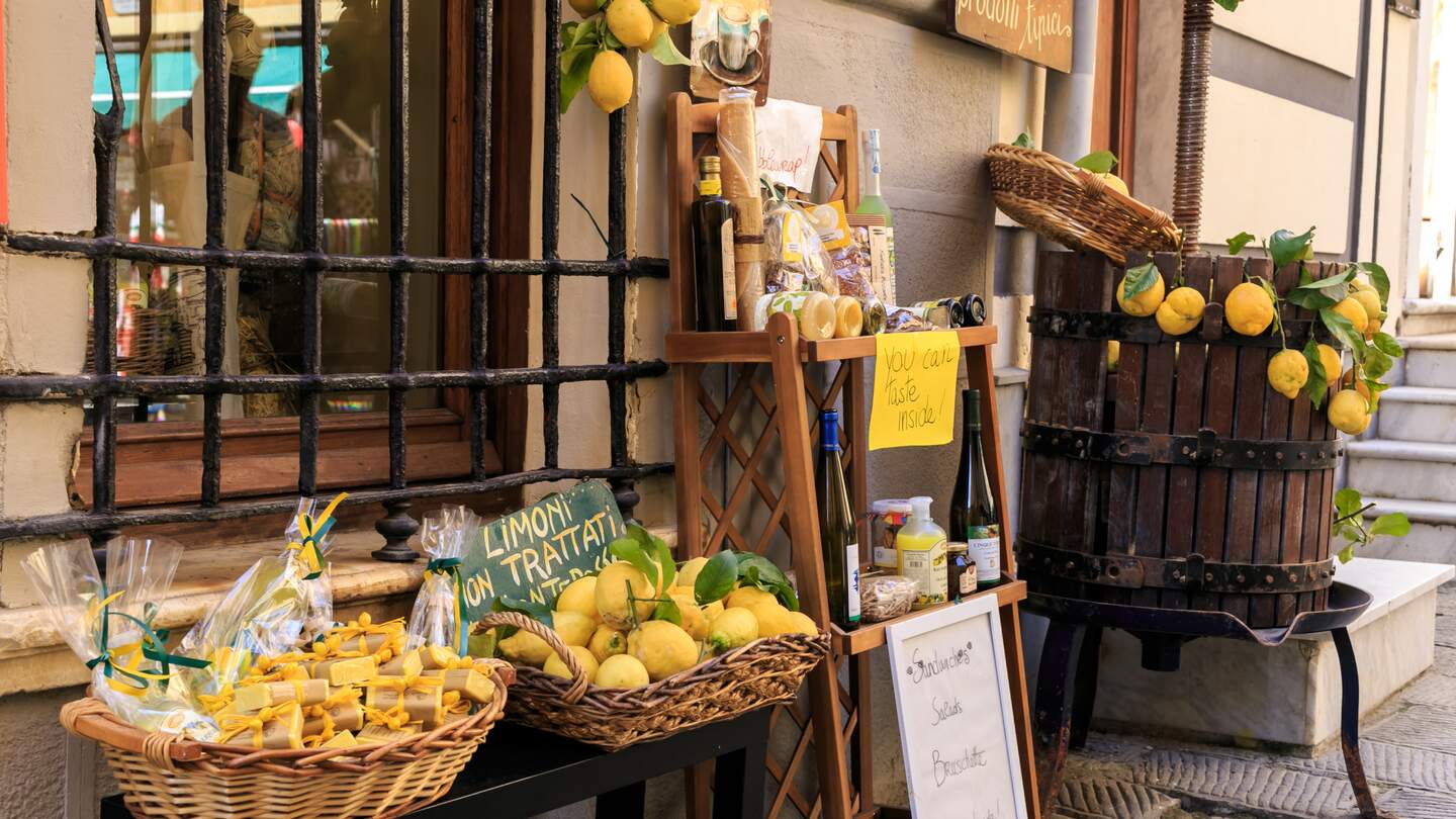 Blick auf die Zitronenauslagen eines kleinen Geschäfts in Monterosso, Cinque Terre, Italien, während des Zitronenfests im Mai. | © Gettyimages.com/Fani Kurti