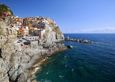 Blick auf Corniglia, das malerische Dorf der Cinque Terre, das auf einem Felsen über dem Ligurischen Meer thront. | © Gettyimages.com/Gosiek-B