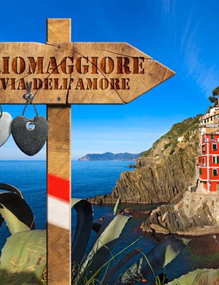 Holzschild zum Wanderpfad Via dell'Amore in Riomaggiore im Cinque Terre Nationalpark, einem UNESCO-Weltkulturerbe. | © Gettyimages.com/catalby