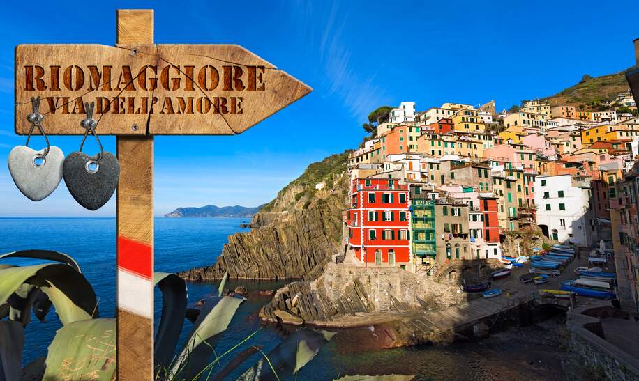 Holzschild zum Wanderpfad Via dell'Amore in Riomaggiore im Cinque Terre Nationalpark, einem UNESCO-Weltkulturerbe. | © Gettyimages.com/catalby