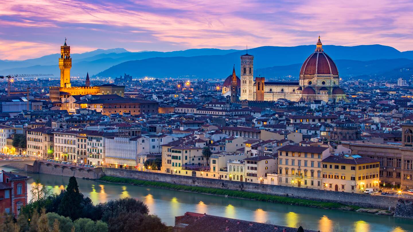  einen Panoramablick auf Florenz bei Daemmerung, mit dem ikonischen Dom, der sich gegen die Stadtsilhouette abhebt, und dem Arno-Fluss im Vordergrund. | © Orpheus/2016 Thinkstock