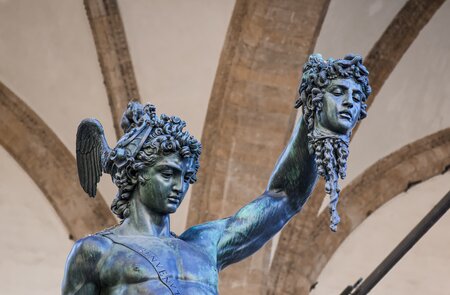 Blick auf eine Statue von Benvenuto Cellini in Florenz | © Gettyimages.com/Sarah Lage
