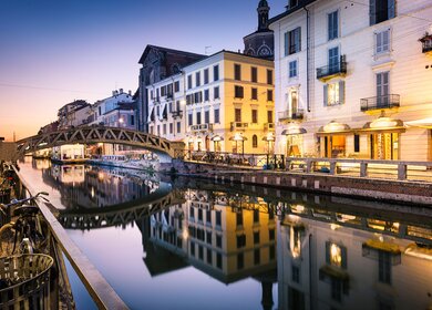 malerischen Blick auf Navigilo Grand Kanal in Mailand mit Gebaeden auf beiden Seiten wahrend der Daemmerung.  | ©  beatrice preve / 2016 Thinkstock.