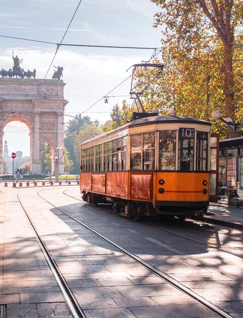 Berühmte Oldtimer-Strassenbahn im Zentrum der Altstadt von Mailand | © Gettyimages.com/KavalenkavaVolha